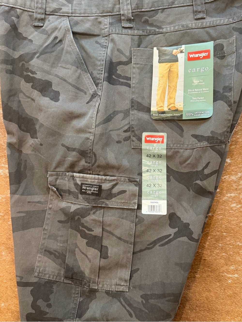 NWT Wrangler Cargo Pants Men’s 42x32 Black Gray Camo Loose Fit